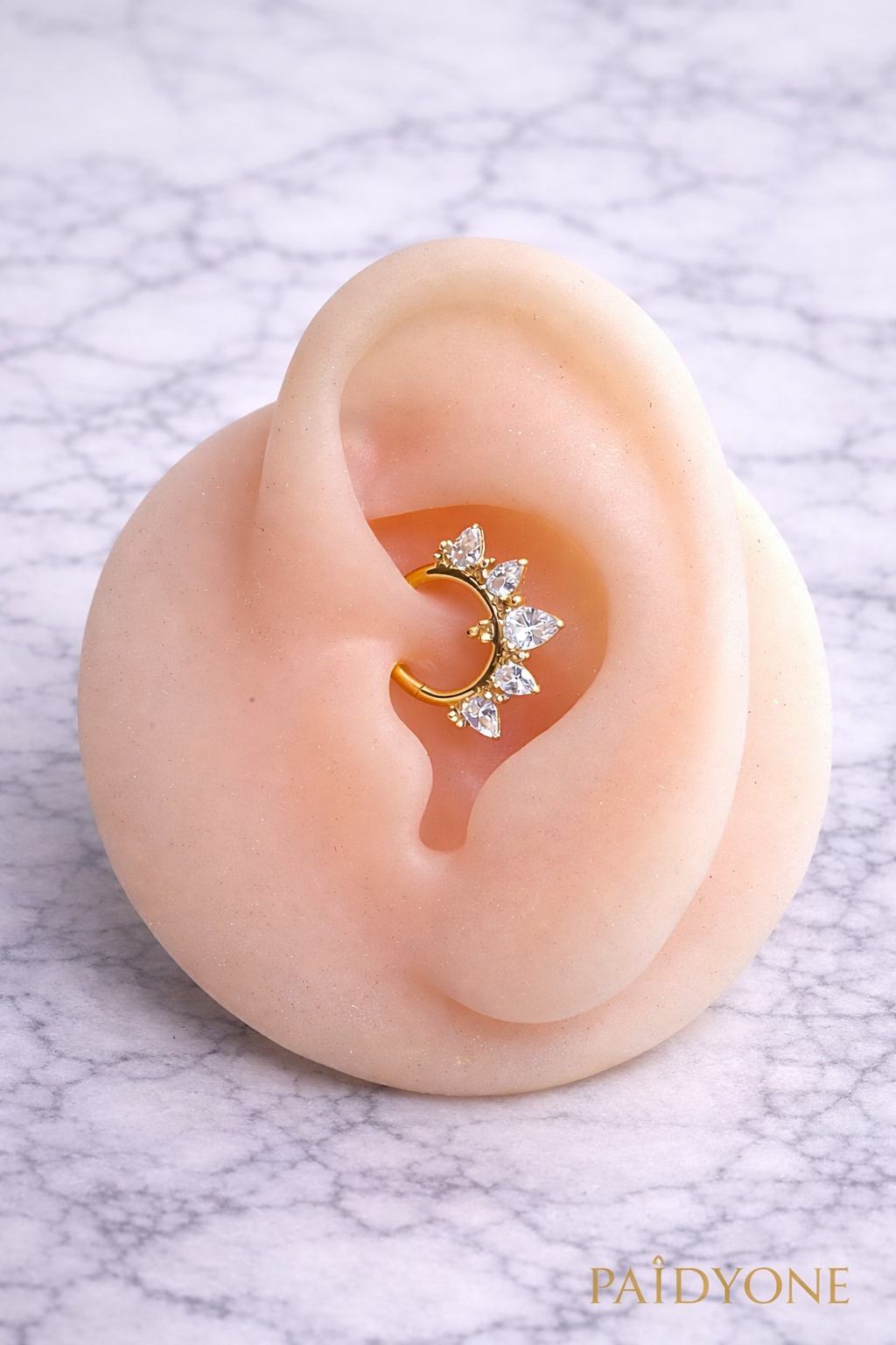 Piercing Daith en Titane ASTM F-136 – Cercle doré avec strass sertis
