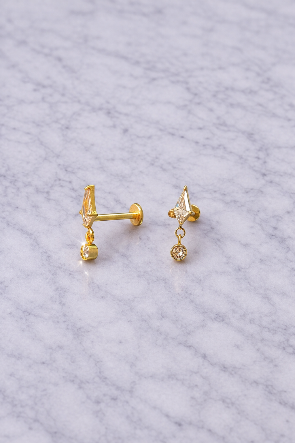 Piercing Oreille Doré en Titane ASTM F-136 – Fleur de zircons