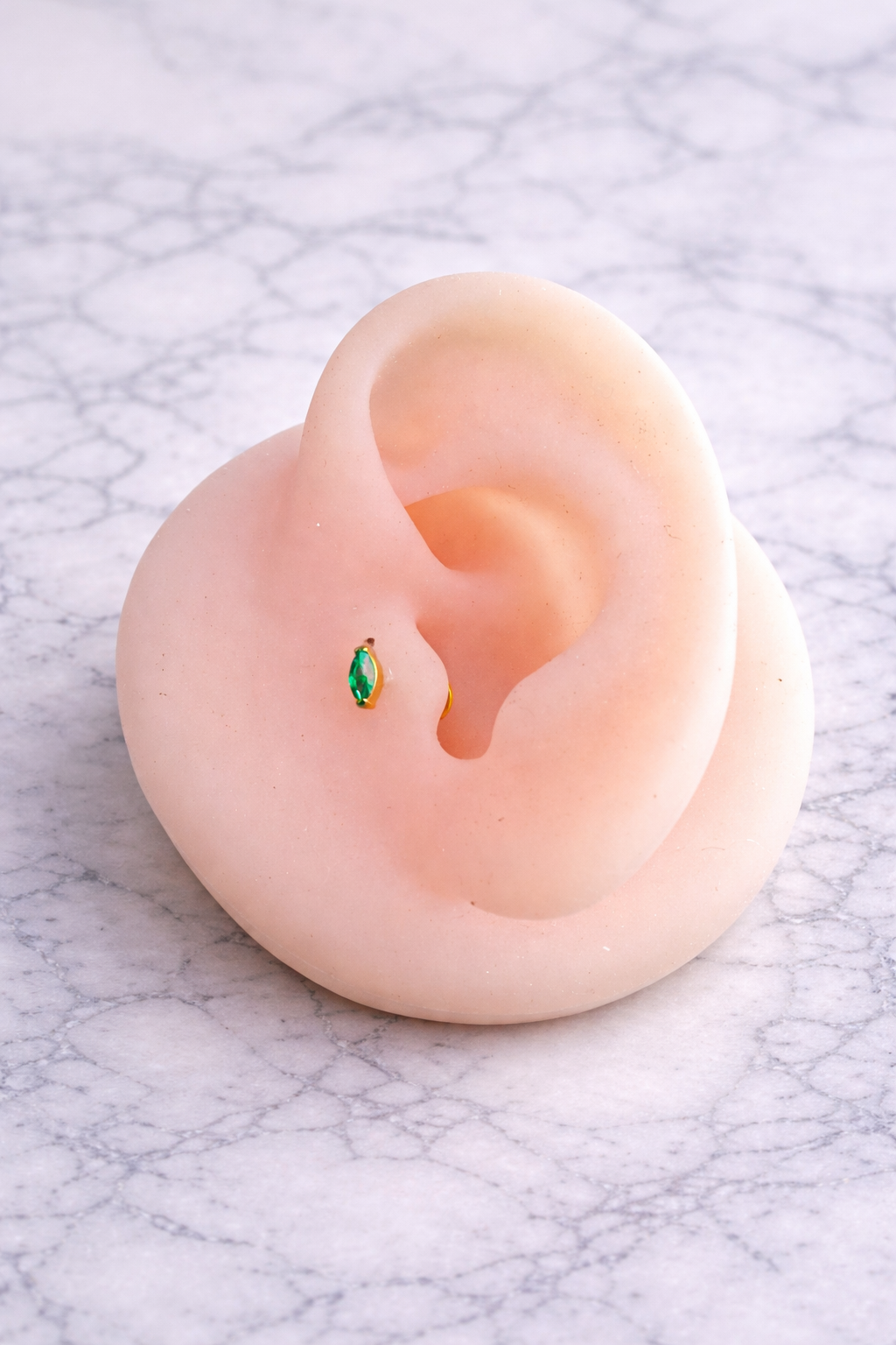 Piercing Oreille en Titane ASTM F-136 – Doré avec Pierre Verte