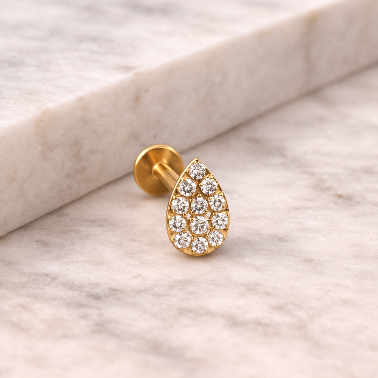 Piercing Oreille Doré en Titane ASTM F-136 – Motif goutte pavée de zircons